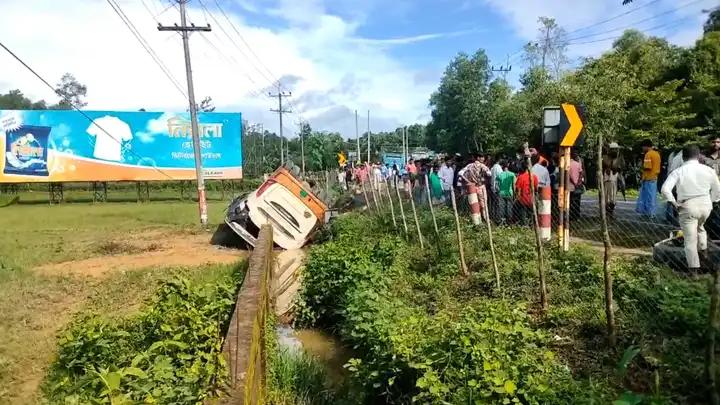 কক্সবাজারে বাস-কাভার্ড ভ্যান মুখোমুখি সংঘর্ষে নিহত ৩