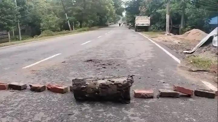 খাগড়াছড়ির তিন সড়কে আধাবেলা অবরোধ চলছে
