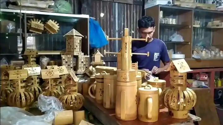 বাঁশের পণ্য তৈরি করে মাসে আয় চার লাখ টাকা