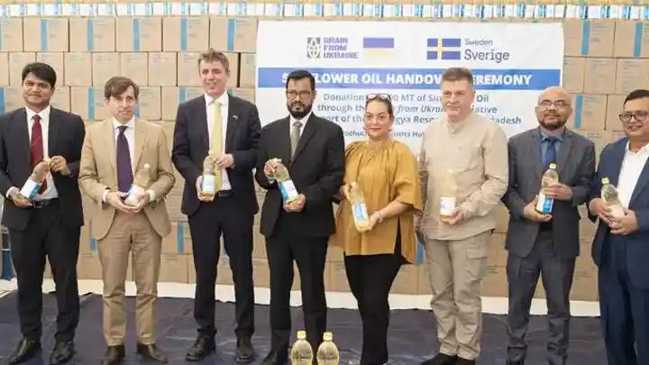 রোহিঙ্গাদের জন্য ইউক্রেন থেকে এল ৩ হাজার টন সূর্যমুখী তেল