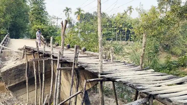 ১৩ বছর ধরে ভাঙা সেতু, জটিলতা উপজেলা নিয়ে!