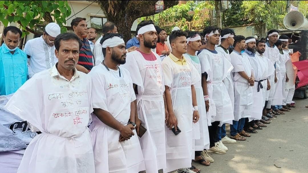 কক্সবাজারে কাফনের কাপড় পরে ‘টেকসই বেড়িবাঁধ’ নির্মাণের দাবি