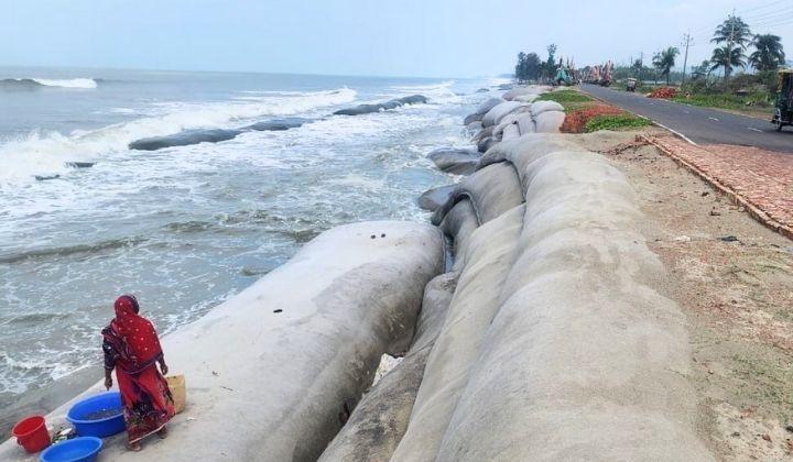   মেরিন ড্রাইভে আবারও জোয়ারের ঢেউয়ের ধাক্কা, ভাঙনের আশঙ্কা